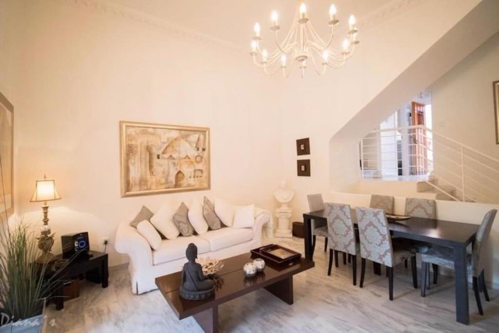 023 Enchanting 4 Bed Traditional Townhouse In Costa Feriehus
